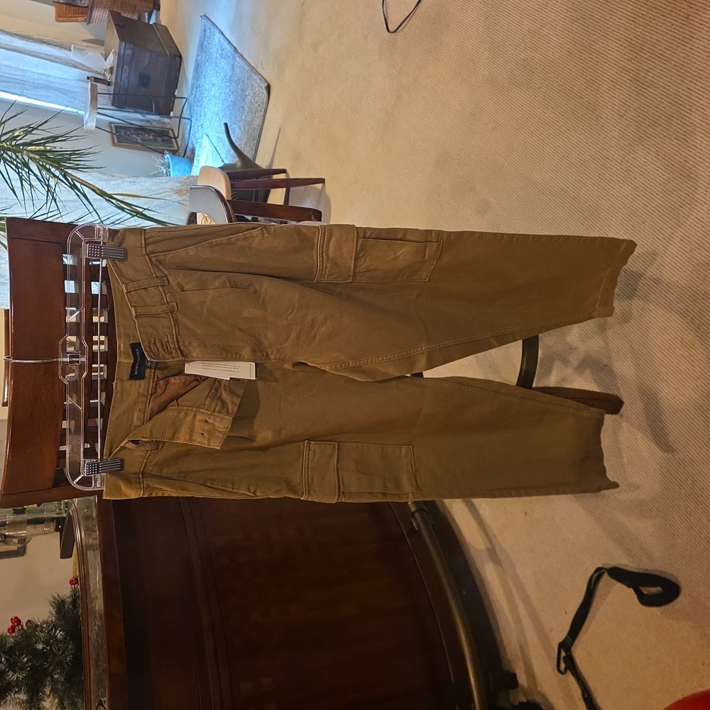 Banana Republic Women's Petite Khaki Cargo Pants.  Size 2P. NWT.